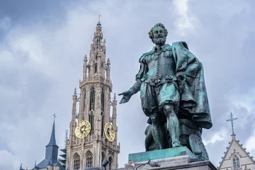 Keuken spatwand met foto Paul Rubens statue in front of Cathedral of Our Lady © mbruxelle