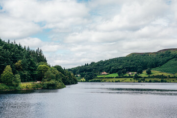 Obraz premium Ladybower Reservoir, large Y-shaped reservoir in the Upper Derwent Valley, at the heart of the c, UK