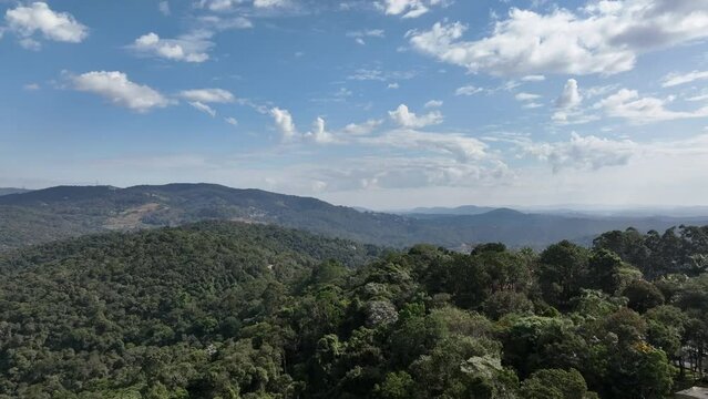 Video de drone da Serra da Cantareira em S&atilde;o Paulo, uma das maiores zonas verdes do estado, com ampla fauna e flora da mata atlantica