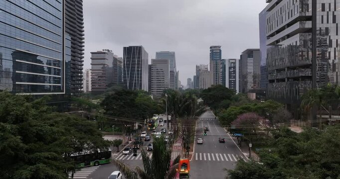 Video de drone da avenida Brigadeiro faria lima, ao amanhecer, com a cidade acordando