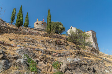 Tour féodale et église Notre-Dame de La Garde, Var