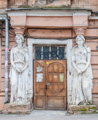 Obraz premium Windows and doors as part of the exterior of the streets of old Odessa.