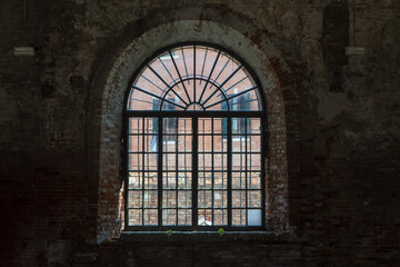 Fototapeta na wymiar Una grande finestra all'interno dell'Arsenale di Venezia