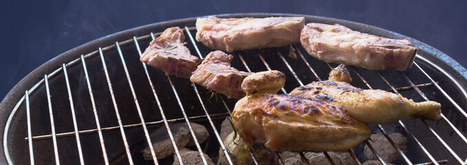 Ravvicinato, barbecue con carne in cottura