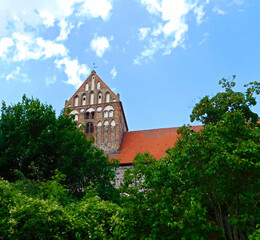 Fototapeta na wymiar Blick auf die evangelischen Stadtkirche Sankt Johannes 