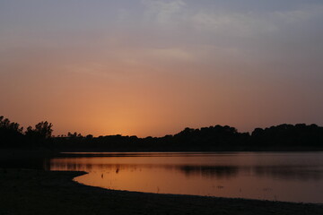 Paiseja de un lago en un atardecer de verano