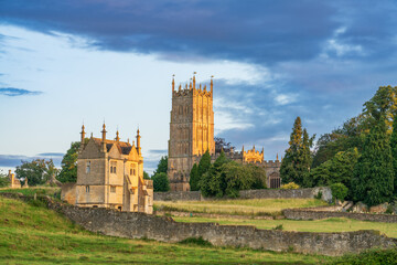 Obraz premium St James' Church at sunrise in Chipping Campden. Cotswold . England