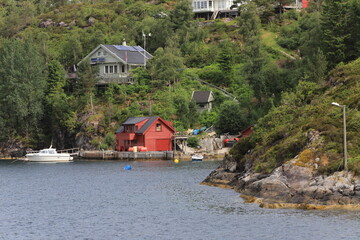 maison le long de fjord près de Bergen