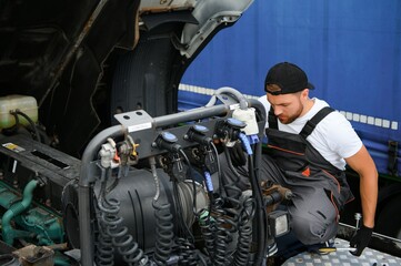Fototapeta na wymiar Mechanic repairing the truck in service.