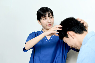 薄毛治療の診断をする医師と男性患者

