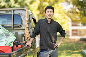 若い植木職人,造園業,トラック