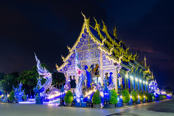 Tajlandia niebieska świątynia nocą