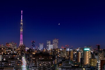 東陽町から眺める東京スカイツリーの夜景と三日月
