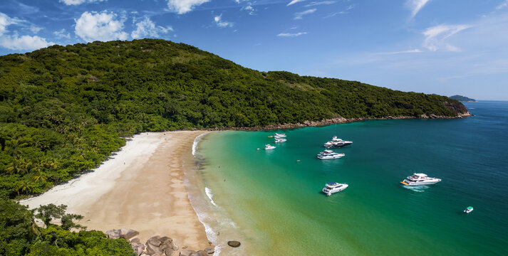 Imagem panor&acirc;mica da Praia de Lopes Mendes localizada na Ilha Grande, no munic&iacute;pio de Angra dos Reis, estado do Rio de Janeiro, Brasil