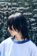 夏,公園,噴水,ウルフカットの女性,横顔
