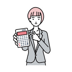 立って電卓を指差してこちらに向けて見せているスーツの女性