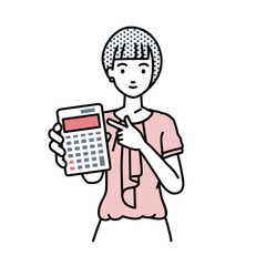 立って電卓を指差してこちらに向けて見せているオフィスカジュアルの女性