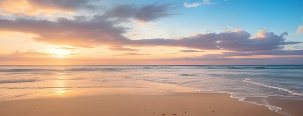 青空とオレンジ色の夕焼けがグラデーションするビーチの美しい風景 - obrazy, fototapety, plakaty