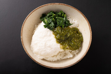 ネバネバ丼　(とろろ　めかぶ　モロヘイヤ)