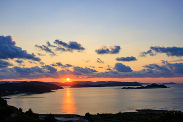 Fototapeta premium 美しい座間味島の朝焼け 沖縄県島尻郡慶良間諸島座間味島神の浜展望台 