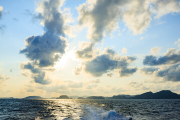 美しい夕暮れの海を行くフェリー、クイーンざまみ3号
沖縄県島尻郡慶良間諸島