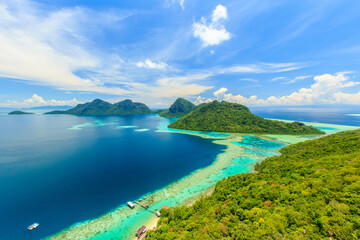 Fototapeta na wymiar scenic panoramic top view of Bohey Dulang Island Semporna, Sabah.