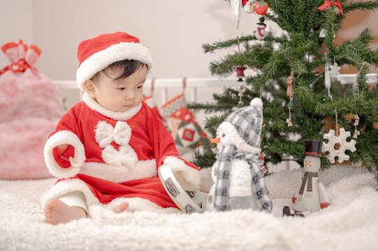 クリスマス会イメージ　サンタ服の子供