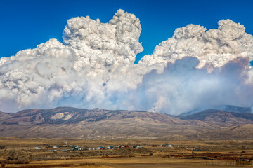 Thick smoke clouds over mountains in Colorado due to a wildfire