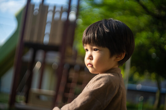 公園で遊ぶ子ども