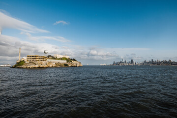 Obraz premium Alactraz Island with San Francisco in the background