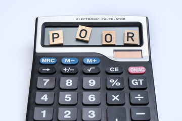 Kalkulator z bliska z napisem poor