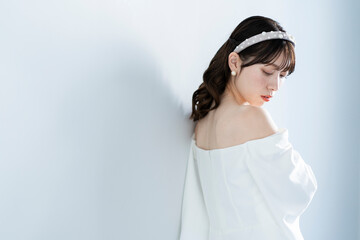 ウェディングドレスを着てヘアメイクをした花嫁