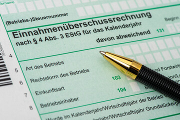 Steuer Formular mit Stift für Finanzamt