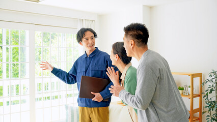 Obraz premium シニア夫婦に部屋を案内するスタッフ