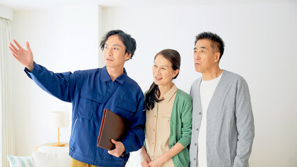 シニア夫婦に部屋を案内するスタッフ
