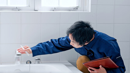 水回りを点検する作業員