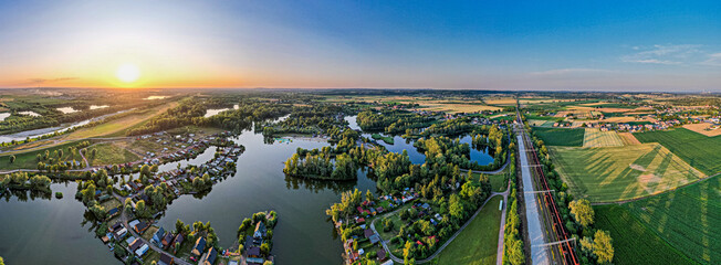 Dolina rzeki Odra. Zachód słońca nad Polderem Buków na Śląsku w Polsce, panorama z lotu ptaka...