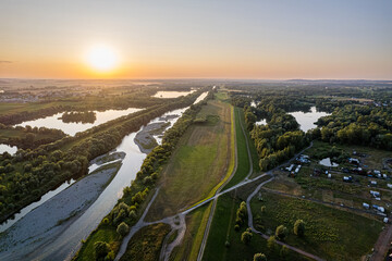 Dolina rzeki Odra. Zachód słońca nad Polderem Buków na Śląsku w Polsce, panorama z lotu ptaka...