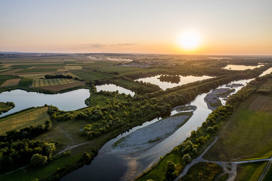 Dolina rzeki Odra. Zach&oacute;d słońca nad Polderem Buk&oacute;w na Śląsku w Polsce, panorama z lotu ptaka latem.