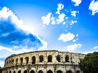 Obraz premium The Ultimate Guide to Nimes: History, Architecture, and Art