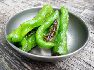 山やキャンプで調理するアウトドアごはん・山ごはん【ししとう】