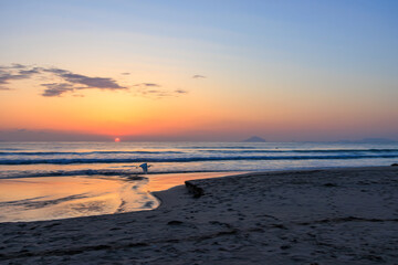 Naklejka premium 美しい日の出と白浜の波打ち際の反射 静岡県下田市白浜 