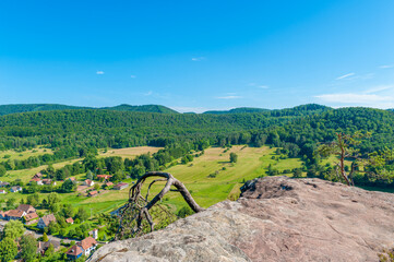 Blick vom Wachtfels bei Obersteinbach auf die Landschaft der Vogesen. Departement Bas-Rhin in der...