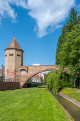 Fototapeta na wymiar Fischertor als Teil der ehemaligen Stadtmauer in Haguenau. Departement Bas-Rhin in der Region Elsass in Frankreich