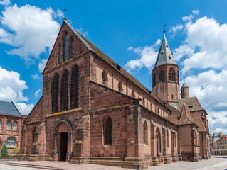 Fototapeta na wymiar Südwestfassade der Stadtpfarrkirche Sankt Georg in Haguenau. Departement Bas-Rhin in der Region Elsass in Frankreich