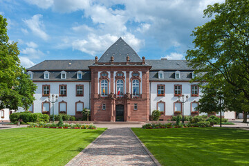 Fototapeta na wymiar Neobarockes Rathaus in Haguenau. Departement Bas-Rhin in der Region Elsass in Frankreich