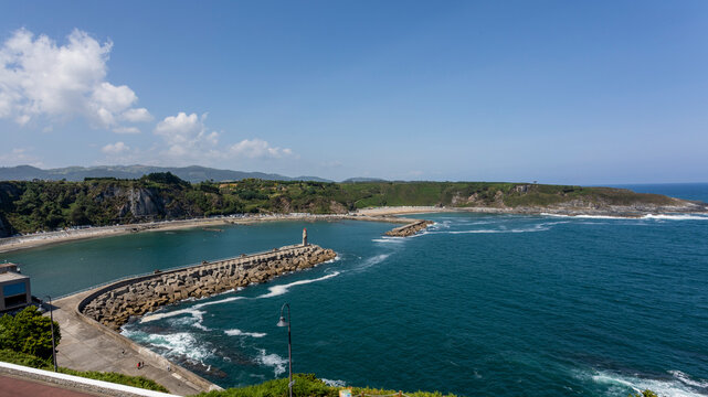 Luarca, pueblo marinero de Asturias. Faro y entrada del puerto