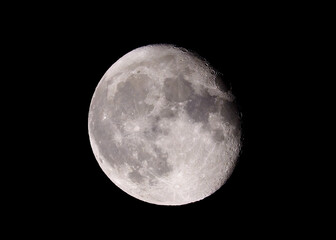 Lua Serenamente Suspensa no Manto Noturno