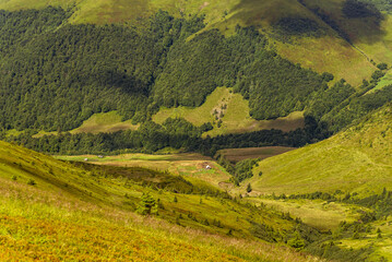 Obraz premium old shepherd's house in a green mountain valley
