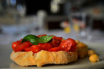 Friselle Pugliesi con pomodoro ciliegino e basilico